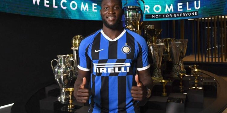 Enquanto Pedro ganha pouco mais de R$ 1 milhão por mês no Flamengo, salário de Lukaku no Vasco seria muito maior