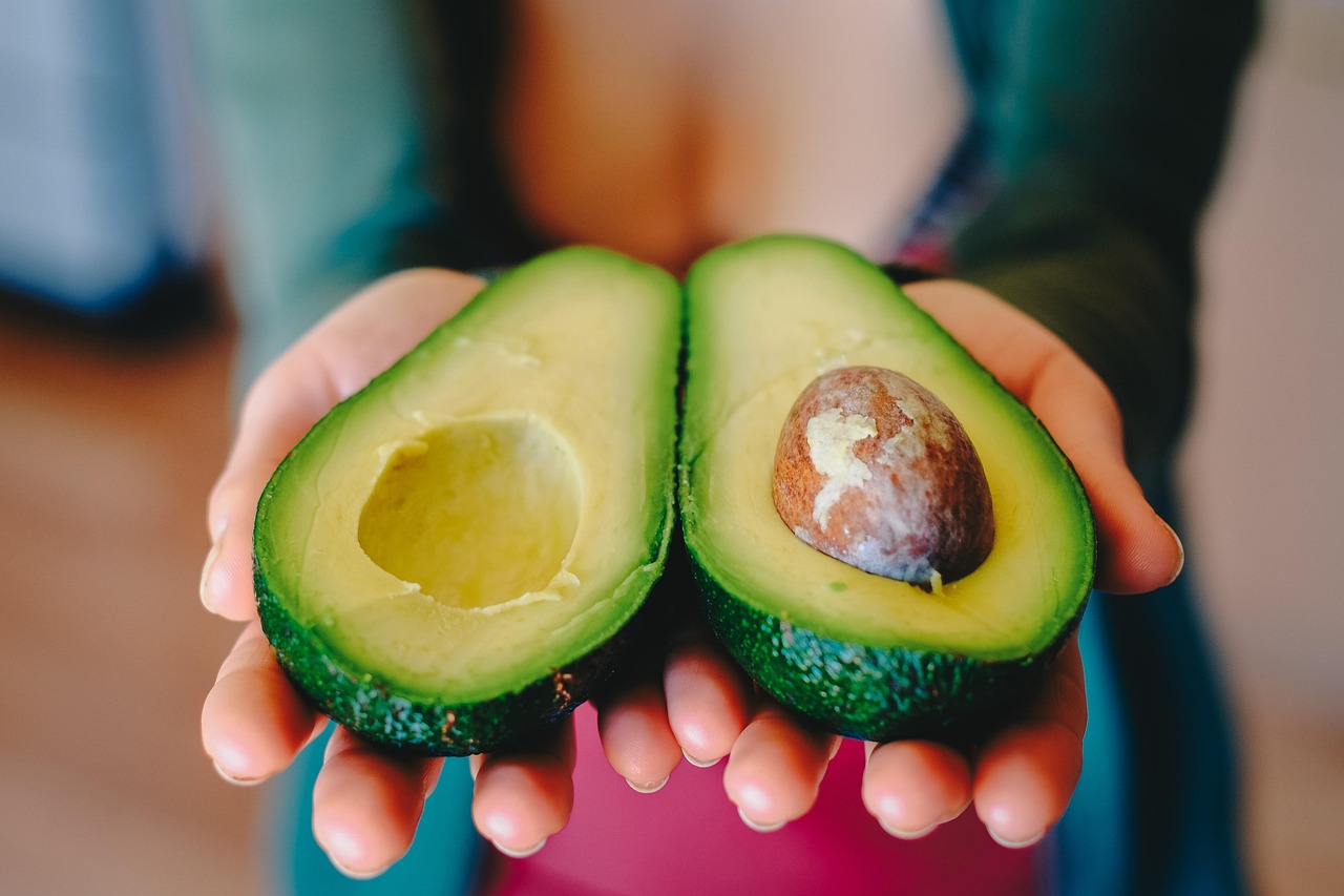 abacate, metades, seção transversal, semente, abacate, semente, fruta, comida, saudável, vegetariano, verde, orgânico, fresco, dieta, cru, vegan, natural, nutrição, ingrediente, gostoso, fazer dieta, frescor, mãos, espera, fatiado, dando, segurando, abacate, abacate, abacate, abacate, abacate