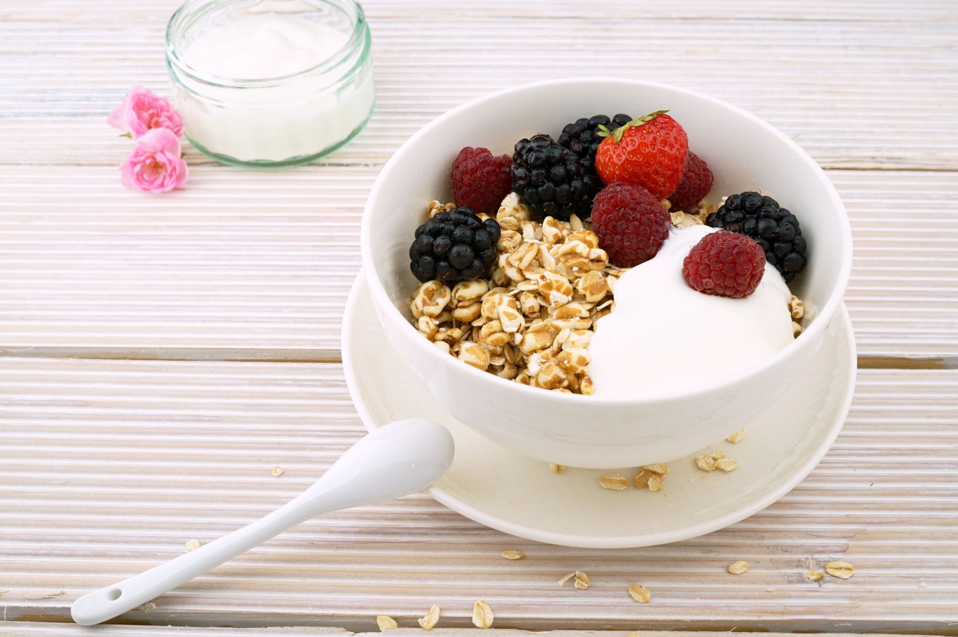 Delicioso bowl de granola coberto com frutas frescas e iogurte, perfeito para um café da manhã saudável.