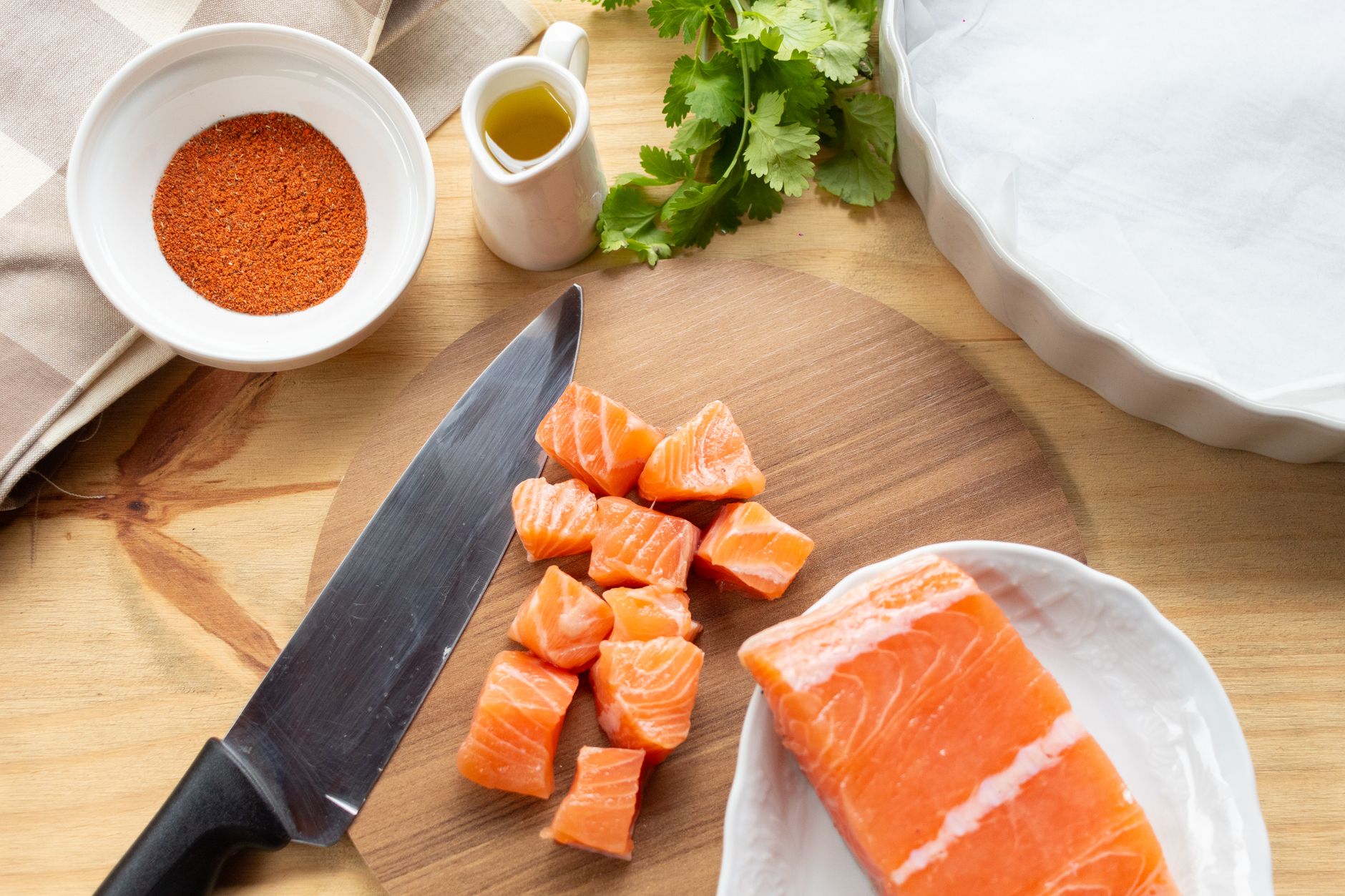 Vista superior de salmão fresco sendo preparado com especiarias e óleo, perfeito para uma refeição gourmet.