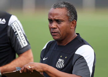 Depois de viver uma fase difícil, ex-jogador do Santos encontrou no Uber uma forma de voltar à rotina