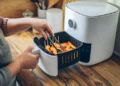 Quer comprar uma air fryer nova? Estes 8 detalhes podem evitar uma escolha que vai te decepcionar