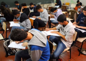 Diferença entre estudantes ricos e pobres no Brasil chega a quase 100 pontos em ciências