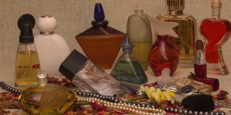Perfumes femininos amadeirados acessíveis luxuosos