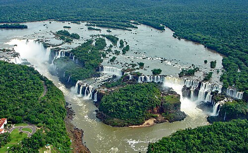 Ele ultrapassou a proteção nas Cataratas do Iguaçu e agora terá de pagar R$ 78 mil