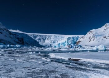 Antártica ganha 695 bilhões de toneladas de gelo em fenômeno que intriga cientistas