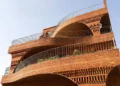 Esta casa de 650 m² foi inspirada em um formigueiro para ficar fresca mesmo no calor extremo