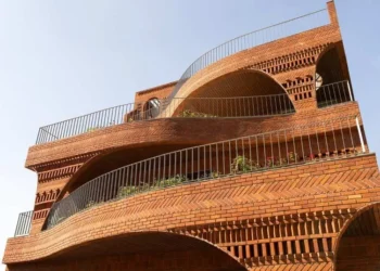 Esta casa de 650 m² foi inspirada em um formigueiro para ficar fresca mesmo no calor extremo