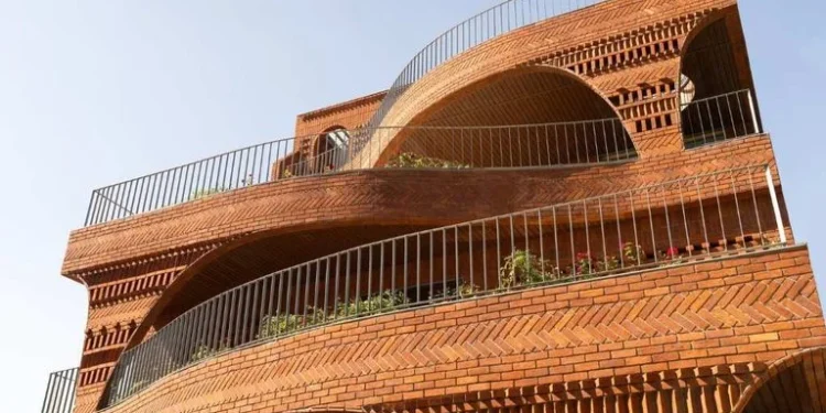 Esta casa de 650 m² foi inspirada em um formigueiro para ficar fresca mesmo no calor extremo