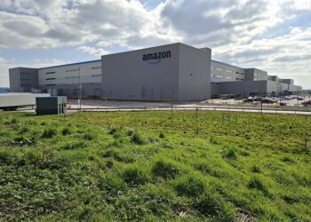 Amazon enfrenta processo após grávidas relatarem que não podiam sentar e nem fazer pausas durante o expediente