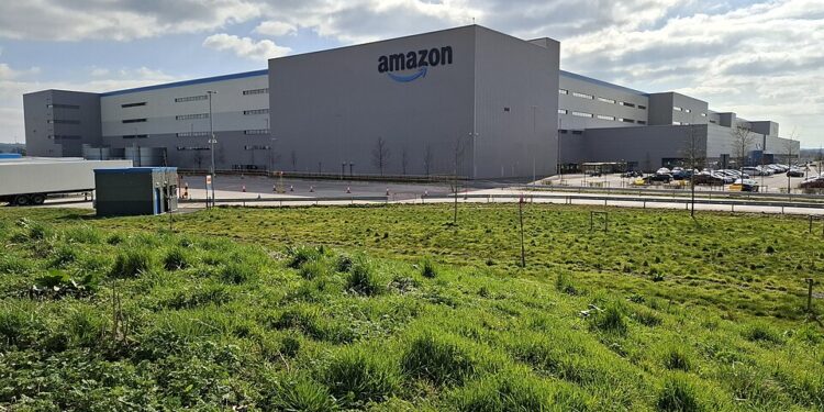 Amazon enfrenta processo após grávidas relatarem que não podiam sentar e nem fazer pausas durante o expediente