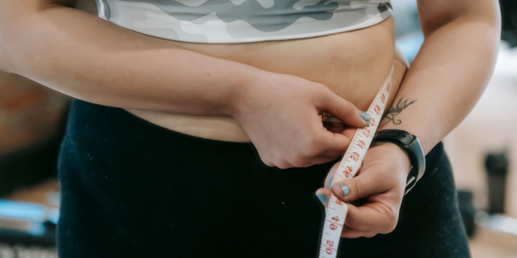 A gordura que desaparece durante o emagrecimento sai do corpo de um jeito surpreendente