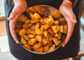 O truque das duas colheres que deixa a batata assada dourada por fora e macia por dentro