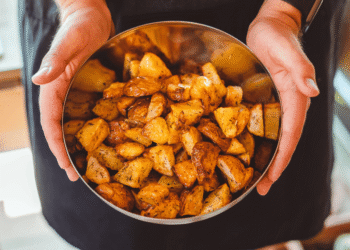 O truque das duas colheres que deixa a batata assada dourada por fora e macia por dentro