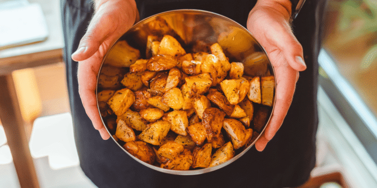O truque das duas colheres que deixa a batata assada dourada por fora e macia por dentro