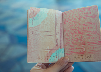 País está impedindo a movimentação de cidadãos e estrangeiros que não tenham realizado esse procedimento em seus passaportes