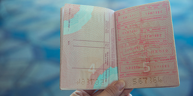 País está impedindo a movimentação de cidadãos e estrangeiros que não tenham realizado esse procedimento em seus passaportes