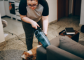 O que adicionar à água para limpar o sofá em casa sem precisar usar a lavagem a seco