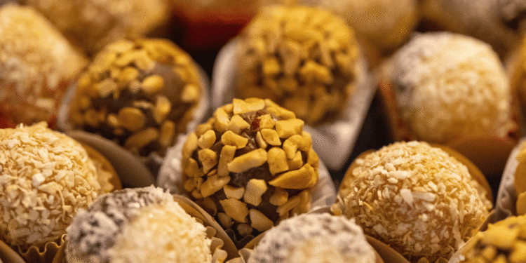 A psicologia explica por que sente vontade de comer doce durante a tarde