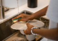 Psicólogos explicam o que significa quando alguém lava a louça enquanto cozinha