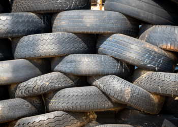O que engenheiros fizeram com 20 mil pneus velhos para melhorar uma estrada