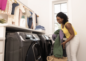 Uma simples colher pode ajudar na lavagem das roupas e o motivo tem a ver com o funcionamento da máquina