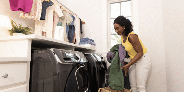 Uma simples colher pode ajudar na lavagem das roupas e o motivo tem a ver com o funcionamento da máquina