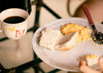 O hábito no café da manhã que pode fazer a fome voltar mais rápido depois dos 40