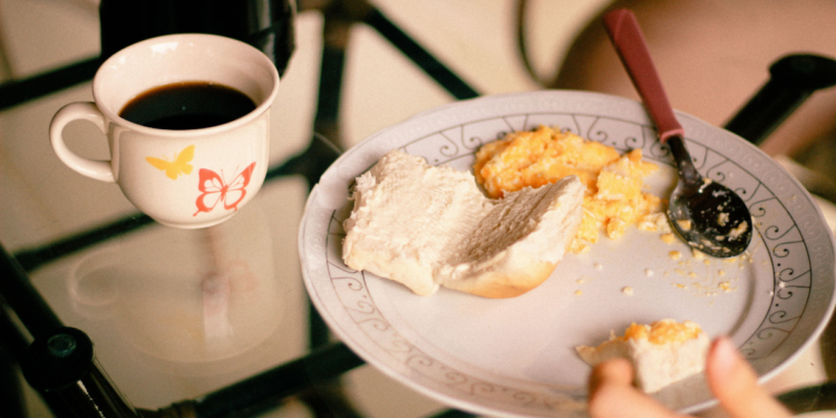 O hábito no café da manhã que pode fazer a fome voltar mais rápido depois dos 40