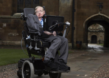 Frase do dia por Stephen Hawking: “Não importa quanto a vida possa ser ruim, sempre existe algo que você pode fazer, e triunfar. Enquanto há vida, há esperança”