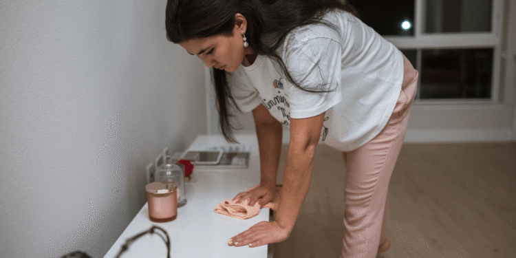 Cinco tarefas rápidas antes de dormir ajudam a deixar a casa limpa para o dia seguinte