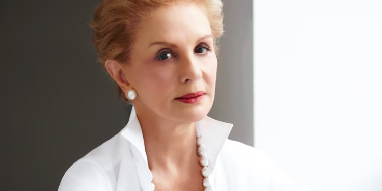 Aos 87 anos, Carolina Herrera mantém rotina de exercícios e mostra disposição para continuar usando salto alto