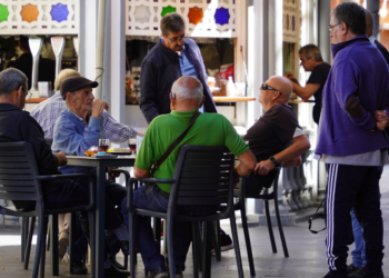 Pessoas estão falando 338 palavras a menos por dia a cada ano e mudança pode estar ligada à forma como nos comunicamos