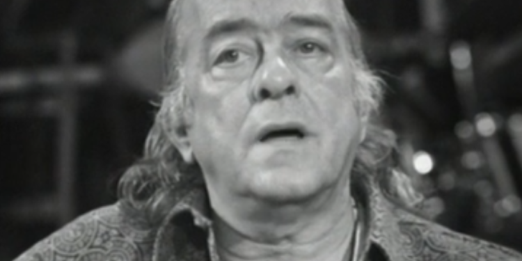 Vinicius de Moraes sobre o amor: “Que o amor seja o fio que costura todos os seus anos, tornando a vida um bordado bonito”