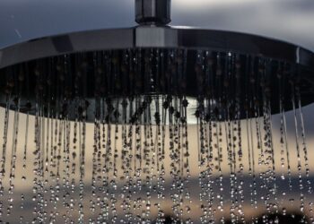 Eletricista alerta para o erro na instalação de chuveiros potentes que pode sobrecarregar a rede
