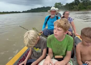 Eles deixaram os EUA para criar seis filhos na Amazônia com uma rotina que começa ao nascer do sol
