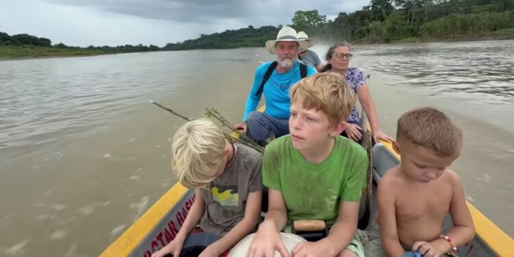 Eles deixaram os EUA para criar seis filhos na Amazônia com uma rotina que começa ao nascer do sol