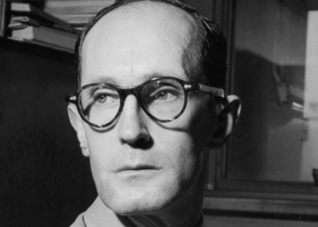 Frase do dia por Carlos Drummond de Andrade: “O cofre do banco contém apenas dinheiro; frustra-se quem pensar que lá encontrará riqueza”