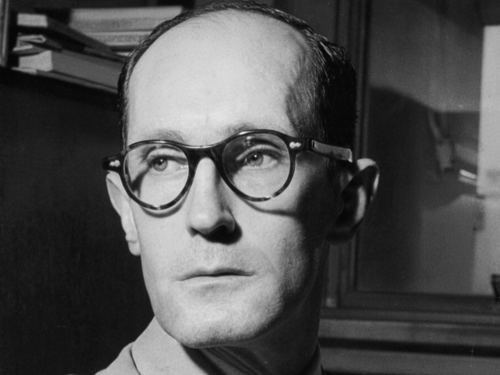 Frase do dia por Carlos Drummond de Andrade: “O cofre do banco contém apenas dinheiro; frustra-se quem pensar que lá encontrará riqueza”