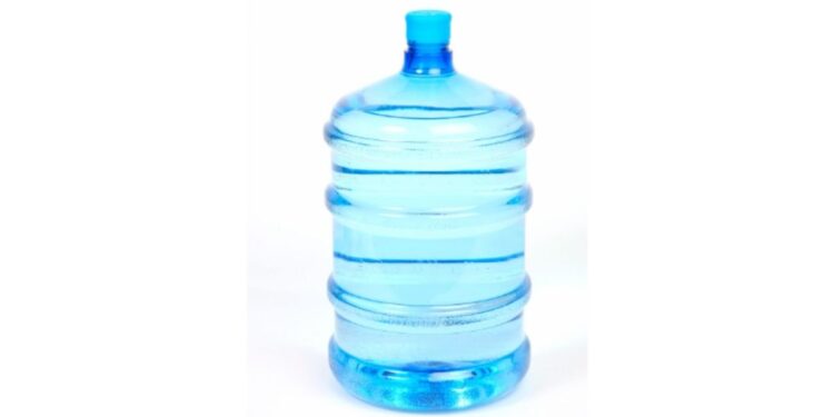 Este truque transforma um galão de água em um vaso para plantas