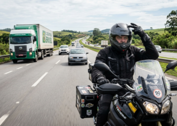 Este sinal feito por motociclistas pode ser um alerta para quem vem atrás