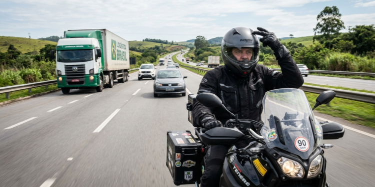 Este sinal feito por motociclistas pode ser um alerta para quem vem atrás
