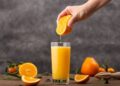 Um copo de suco de laranja pode concentrar açúcar equivalente a várias colheres, de acordo com especialista