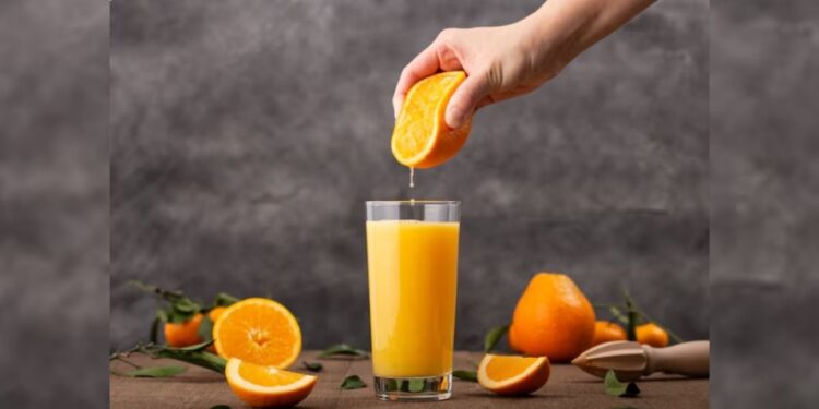 Um copo de suco de laranja pode concentrar açúcar equivalente a várias colheres, de acordo com especialista