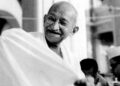 Frase do dia por Mahatma Gandhi: “Um homem não pode fazer o certo numa área da vida, enquanto está ocupado em fazer o errado em outra. A vida é um todo indivisível”