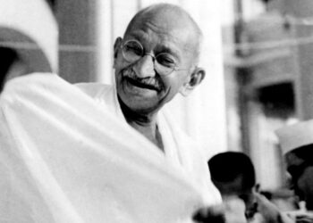 Frase do dia por Mahatma Gandhi: “Um homem não pode fazer o certo numa área da vida, enquanto está ocupado em fazer o errado em outra. A vida é um todo indivisível”