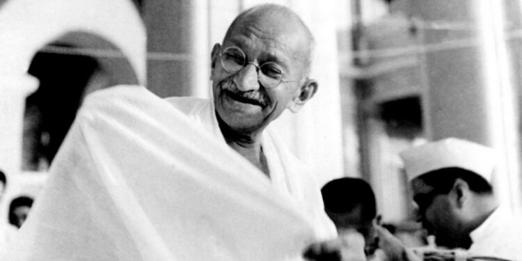 Frase do dia por Mahatma Gandhi: “Um homem não pode fazer o certo numa área da vida, enquanto está ocupado em fazer o errado em outra. A vida é um todo indivisível”