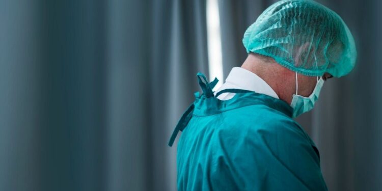 Paciente aguardava cirurgia pelo SUS quando médico teria feito uma proposta por R$ 5,2 mil