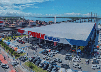 Maior rede de supermercados abre nova loja com faturamento de R$ 31 bilhões, mas fecha 28 unidades no Brasil