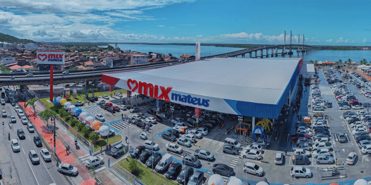 Maior rede de supermercados abre nova loja com faturamento de R$ 31 bilhões, mas fecha 28 unidades no Brasil